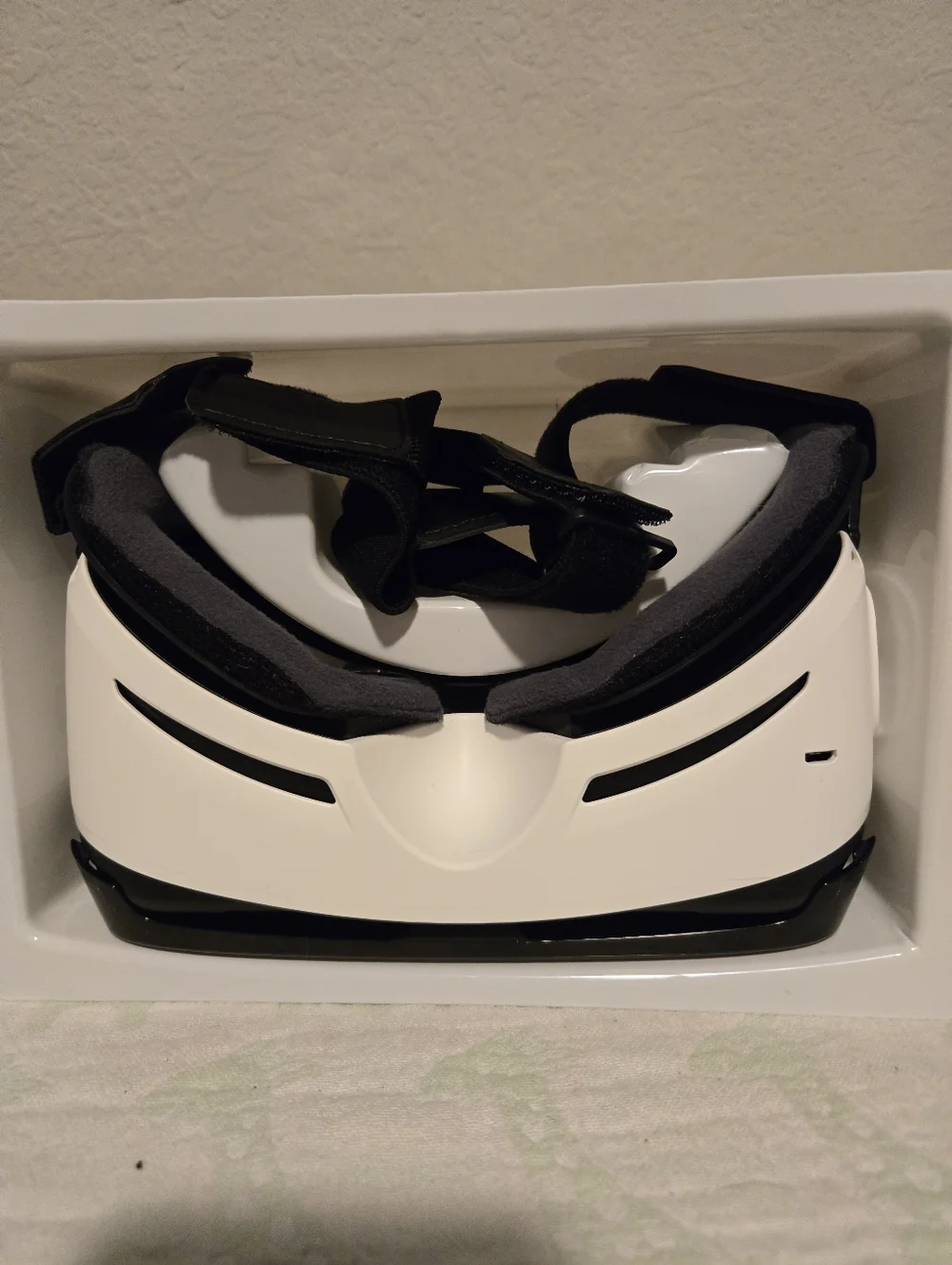 Samsung Gear VR Headset - White and Black Front